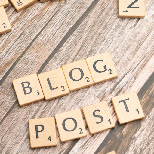 BLOG POST ORDI - 1 Lettres de scrabble qui écrivent blog post
