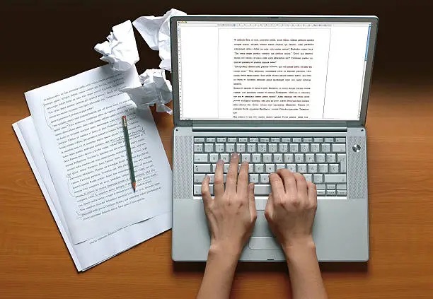 Writer's desk with with notes Rédactrice web qui écrit des livres blancs