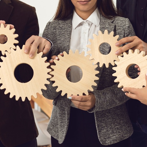 Rouages - 1 Personnes qui tiennent des rouages dans les mains symboles de solutions de rédaction web seo